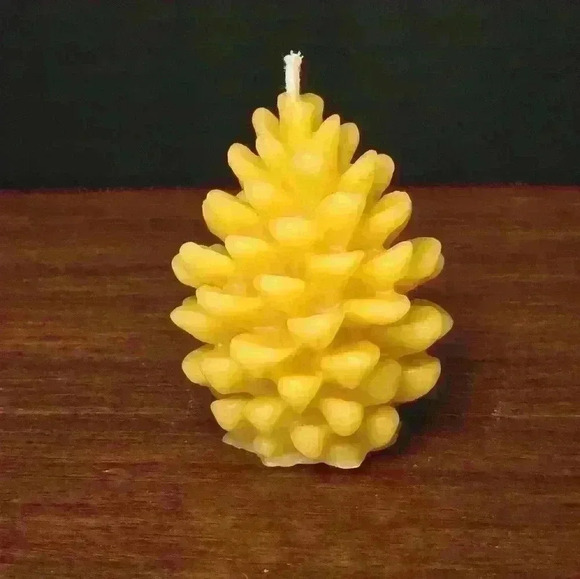 100% Medium Pinecone Beeswax Candle - Picture 3 of 5